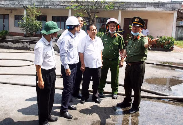 Lãnh đạo Thành uỷ Cần Thơ chỉ đạo công tác chữa cháy tại hiện trường. Lãnh đạo Thành uỷ Cần Thơ chỉ đạo công tác chữa cháy tại hiện trường.
