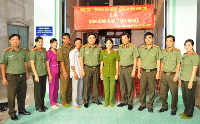 Báo CAND, Công an tỉnh Vĩnh Long trao nhà tình nghĩa cho cán bộ chiến sĩ.