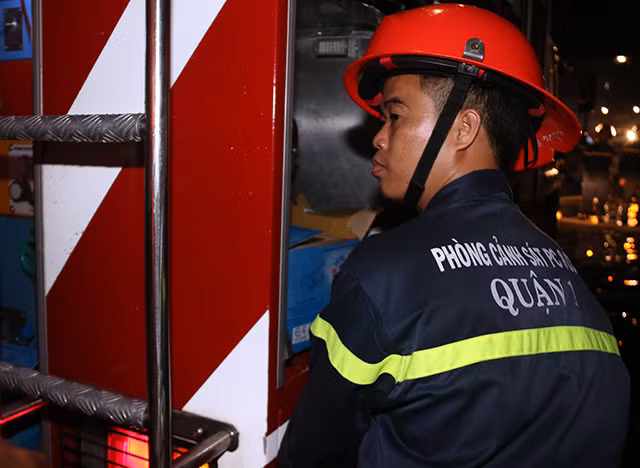 Đại tá Lê Tấn Bửu - Giám đốc Cảnh sát PCCC TP Hồ Chí Minh cho biết, đơn vị đã cử 50 cán bộ cùng 6 xe chữa cháy các loại và 3 tấn hóa chất xuống Cần Thơ hỗ trợ dập lửa.