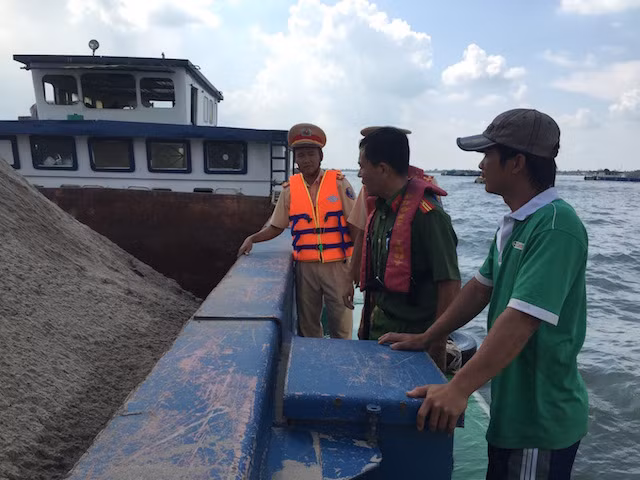 Sà lan chở cát bị tạm giữ.