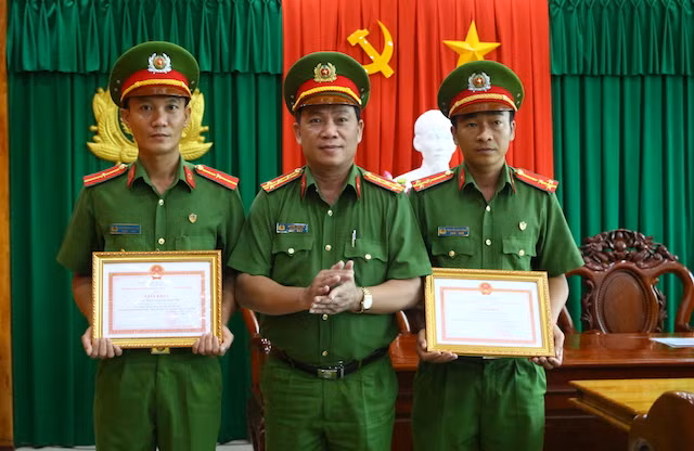 Đại tá Huỳnh Thới An - Phó Giám đốc Cảnh sát PCCC TP Cần Thơ trao khen cho cán bộ chiến sĩ.