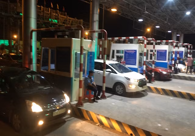 Cả 4 làn thu phí đều bị "nêm chặt".