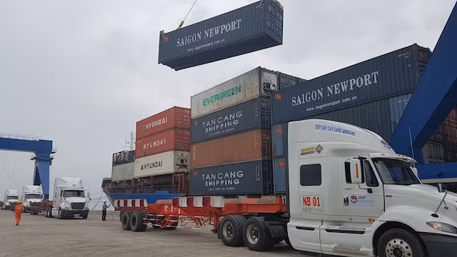 Bốc dỡ hàng hoá tại cảng Cái Cui, Cần Thơ. Bốc dỡ hàng hoá tại cảng Cái Cui, Cần Thơ.