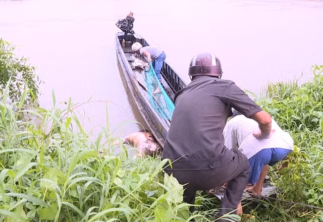 Thi thể nạn nhân được đưa vào bờ.