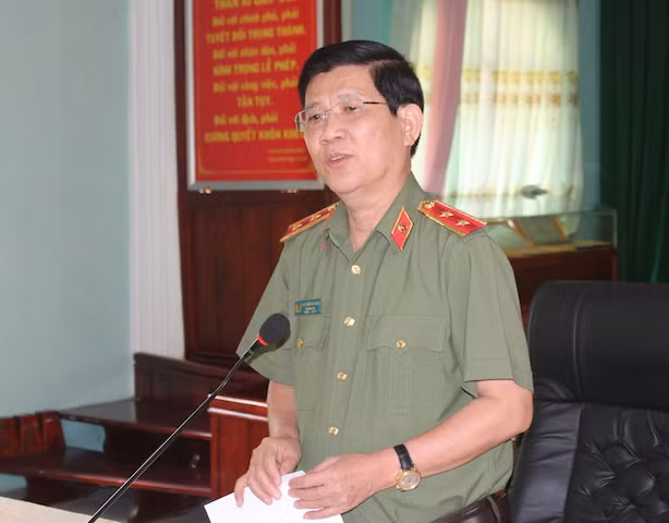 Thứ trưởng Bộ Công an phát biểu chỉ đạo tại hội nghị.