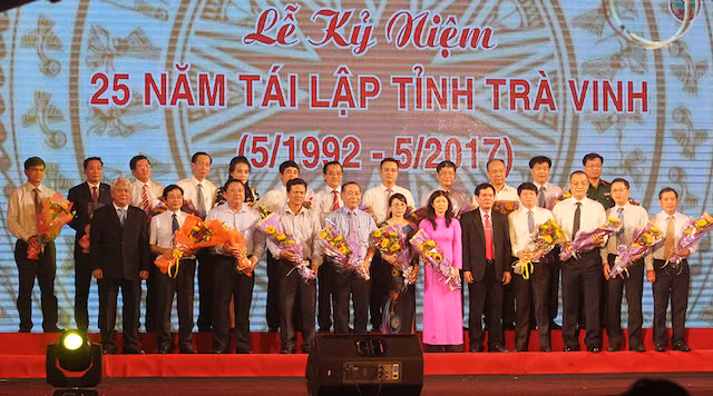 Lãnh đạo tỉnh Trà Vinh tặng hoa, tri ân các doanh nghiệp, nhà hảo tâm đã gây quỹ an sinh xã hội khoảng 250 tỷ đồng. Số tiền này, tỉnh Trà Vinh triển khai vào công tác an sinh xã hội, xóa đói giảm nghèo trên địa bàn. Lãnh đạo tỉnh Trà Vinh tặng hoa, tri ân các doanh nghiệp, nhà hảo tâm đã gây quỹ an sinh xã hội khoảng 250 tỷ đồng. Số tiền này, tỉnh Trà Vinh triển khai vào công tác an sinh xã hội, xóa đói giảm nghèo trên địa bàn.