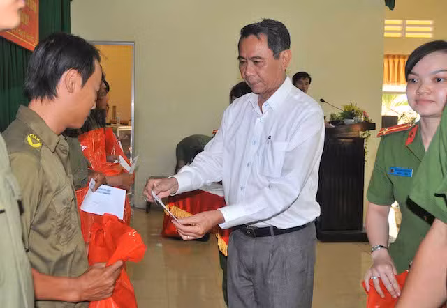 Ông Ngô Bửu Khánh, đại diện Mạnh thường quân của Báo CAND tặng quà Tết cho Công an viên các xã thuộc huyện Ba Tri.