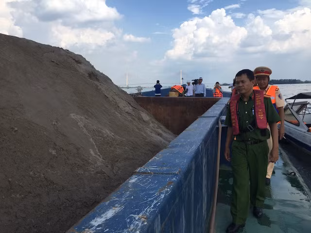 Lực lượng Công an kiểm tra các phương tiện vận chuyển cát.