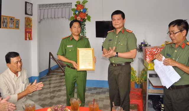 Đại uý Nguyễn Văn Bình – Phó Trưởng Cơ quan đại diện tại TP Hồ Chí Minh trao quyết định trao nhà cho Đại uý Huỳnh Minh Tặng.