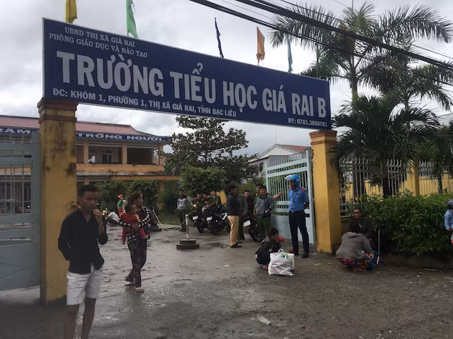 Người dân chờ trở về nhà sau gần 24h sơ tán tránh bão.
