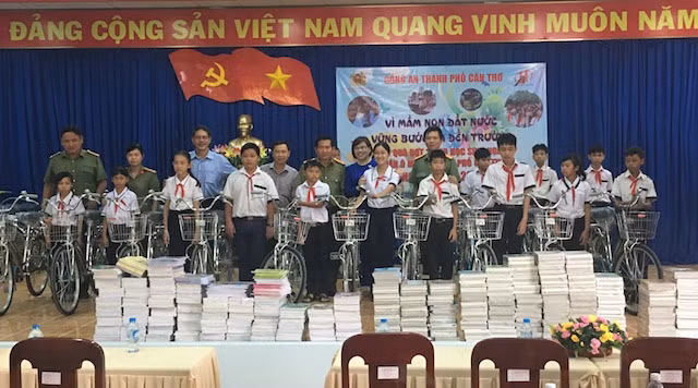 Công an TP Cần Thơ tặng xe đạp cho các em học sinh.
