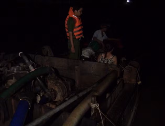 Phương tiện khai thác cát bị bắt giữ.