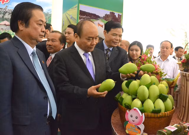 Thủ tướng Chính phủ Nguyễn Xuân Phúc tham quan gian hàng trưng bày tại hội nghị.