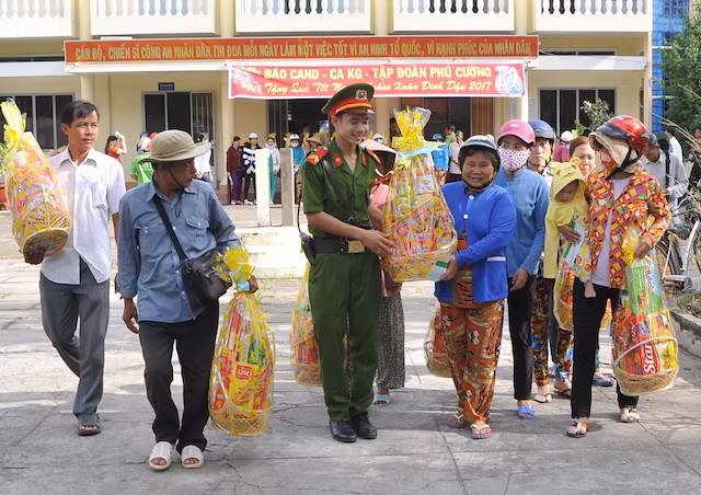 Thông qua sự vận động của Báo CAND, Công ty CP đầu tư Phú Cường Kiên Giang gởi tặng những phần quà ý nghĩa, mong người dân đón Tết vui tươi, sum vầy, ấm áp.