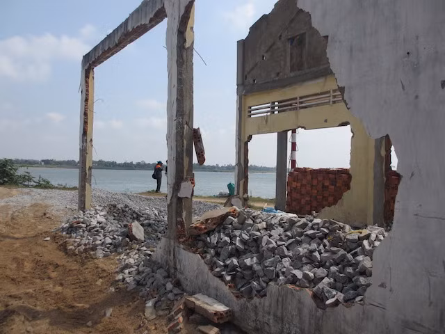 Vị trí trụ sở UBND xã Long Thuận (cũ) bị sạt lở, ăn sâu vào bờ khoảng 60m.
