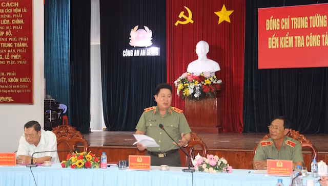 Trung tướng Bùi Văn Thành - Thứ trưởng Bộ Công an chỉ đạo công tác tại Công an tỉnh An Giang. Trung tướng Bùi Văn Thành - Thứ trưởng Bộ Công an chỉ đạo công tác tại Công an tỉnh An Giang.