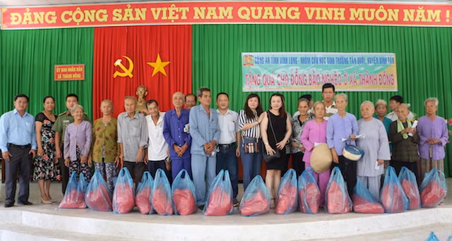 Công an tỉnh Vĩnh Long trao quà cho các hộ nghèo.