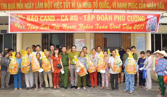 Những phần quà ý nghĩa được trao tận tay người dân, mong bà con đón Tết ấm áp, sung túc.