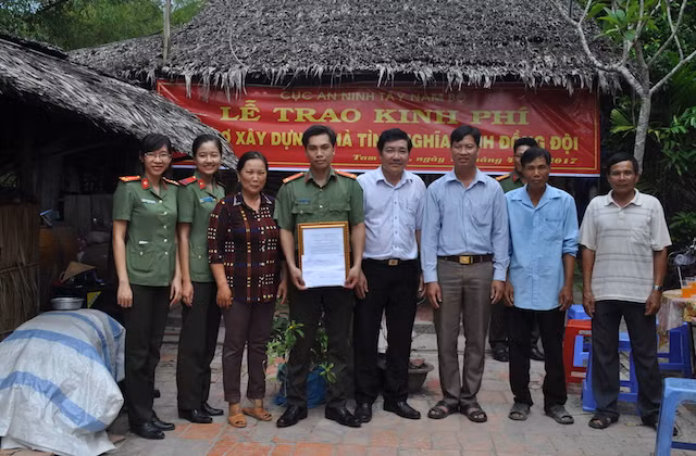 Cục An ninh Tây Nam Bộ trao kinh phí xây dựng Nhà tình nghĩa cho gia đình Trung úy Nguyễn Hoàng Anh.