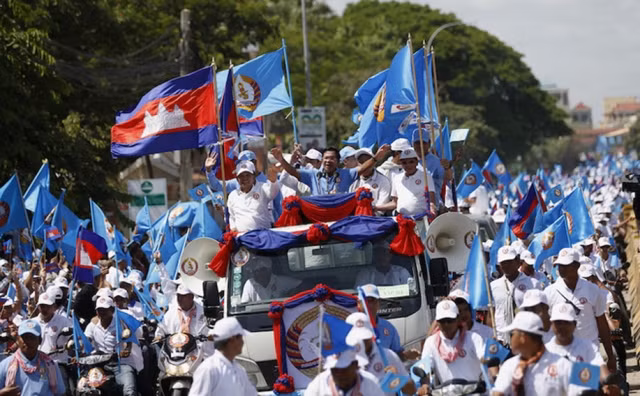 Trước ngày bầu cử, Đại lộ Hun Sen kín người ủng hộ Đảng.
