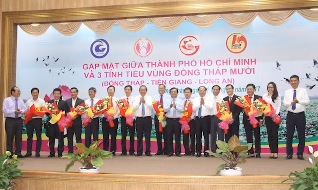 Các doanh nghiệp đã khuyên góp hỗ trợ và trao số tiền tượng trưng là 57 tỷ đồng, xây dựng cầu giao thông nông thôn tại các địa phương vùng sâu, vùng xa và vùng căn cứ cách mạng tại 3 tỉnh tiểu vùng Đồng Tháp Mười.