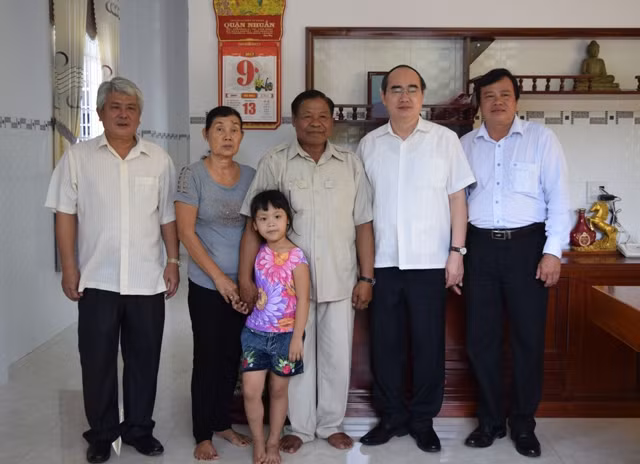 Đồng chí Nguyễn Thiện Nhân tặng quà và chụp hình lưu niệm cùng gia đình Trung tướng Sơn Cang.