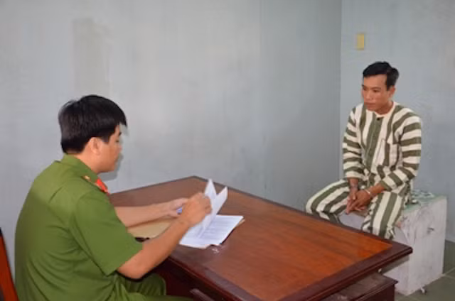 Minh tại cơ quan điều tra. Ảnh Hồng Dương.