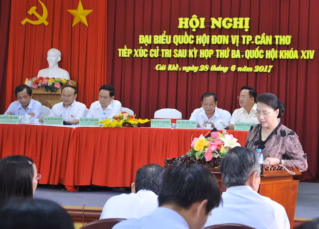 Chủ tịch QH Nguyễn Thị Kim Ngân tiếp xúc với các cử tri tại quận Ninh Kiều.