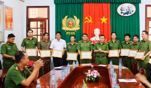 Đại tá Phạm Văn Ngân, Phó Giám đốc Công an tỉnh Vĩnh Long trao khen cho các tập thể, cá nhân.