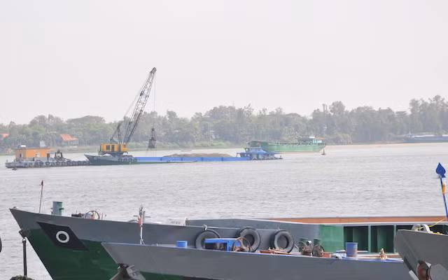 Nhiều năm nay, tuyến sông Tuyền qua huyện Hồng Ngự là điểm nóng về hoạt động khai thác cát. Nhiều năm nay, tuyến sông Tuyền qua huyện Hồng Ngự là điểm nóng về hoạt động khai thác cát.