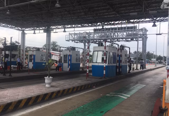 Vài phút sau, các làn đường nhanh chóng thanh toán.