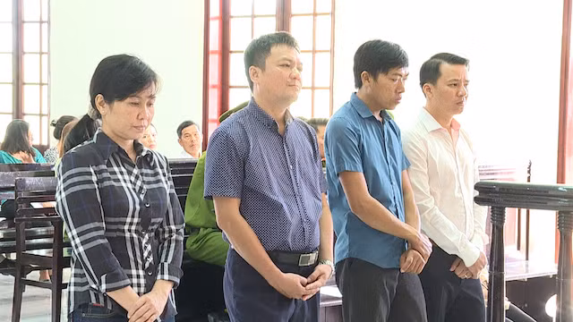 Các bị cáo Thuý, Thức, khôi và Thạch tại phiên toà. Các bị cáo Thuý, Thức, khôi và Thạch tại phiên toà.