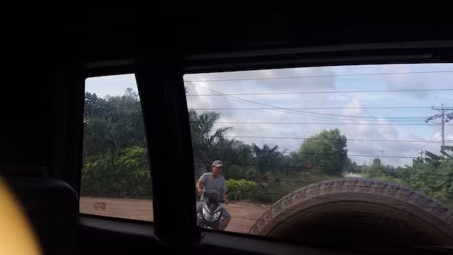 Một trong 4 đối tượng hành hung bám theo nhóm nhà báo trên đường chạy ra UBND xã trình báo vụ việc.
