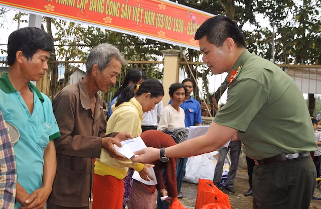 Những phần quà Tết được trao tặng cho người dân, có một cái Tết ấm cúng, vui tươi.