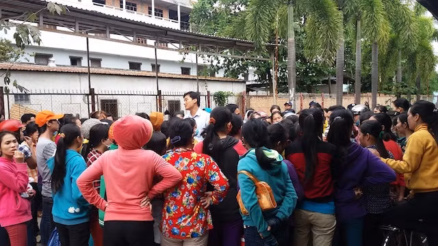 Các công nhân ngưng việc tập thể. Các công nhân ngưng việc tập thể.