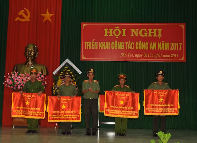 Thiếu tướng Nguyễn Văn Hoàng – Giám đốc Công an tỉnh Bến Tre trao Cờ thi đua xuất sắc của Bộ trưởng Bộ Công an cho các đơn vị.