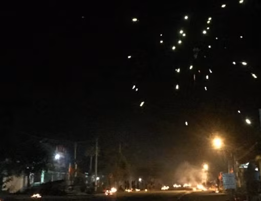 Gia Lai, người dân nổ pháo dồn dập đón giao thừa