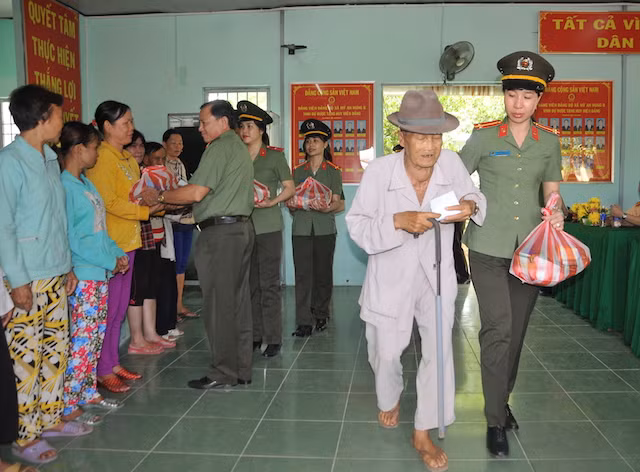 Những phần quà nghĩa tình được trao tận tay người dân chiều 28 Tết.