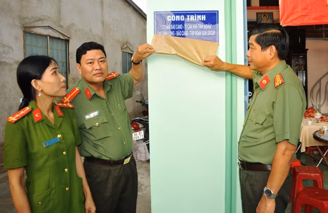 Đại diện Báo CAND, Công an tỉnh Vĩnh Long trao nhà cho gia đình đồng chí Kim Thị Bích Phượng.