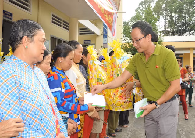 Ông Phạm Quốc Anh – Phó Tổng Giám đốc Công ty CP đầu tư Phú Cường Kiên Giang trao quà cho người nghèo.