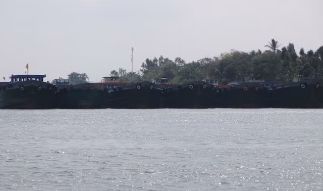 Các sà lan neo đậu san sát cặp bờ Long Thuận (huyện Hồng Ngự, Đồng Tháp), xã đang xảy ra sạt lở dữ dội. Các sà lan neo đậu san sát cặp bờ Long Thuận (huyện Hồng Ngự, Đồng Tháp), xã đang xảy ra sạt lở dữ dội.