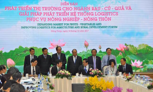 Thủ tướng Chính phủ Nguyễn Xuân Phúc chứng kiến lễ ký kết hợp tác giữa Đồng Tháp và các tập đoàn tại diễn đàn.