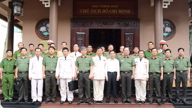 Lãnh đạo Bộ Công an chụp ảnh lưu niệm cùng Công an TP Cần Thơ.