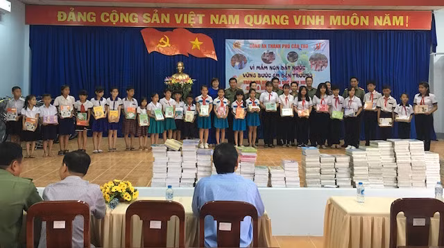 Những bộ sách giáo khoa được trao tận tay các em học sinh.