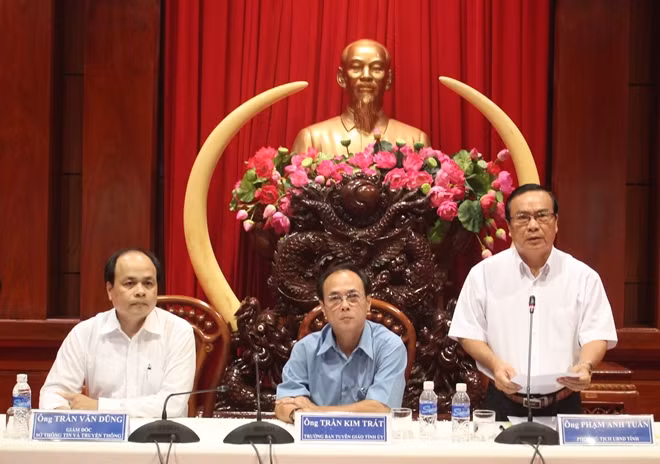 Ông Phạm Anh Tuấn, Phó Chủ tịch UBND tỉnh Tiền Giang công bố các thông tin liên quan đến Công ty Thuận Phong.
