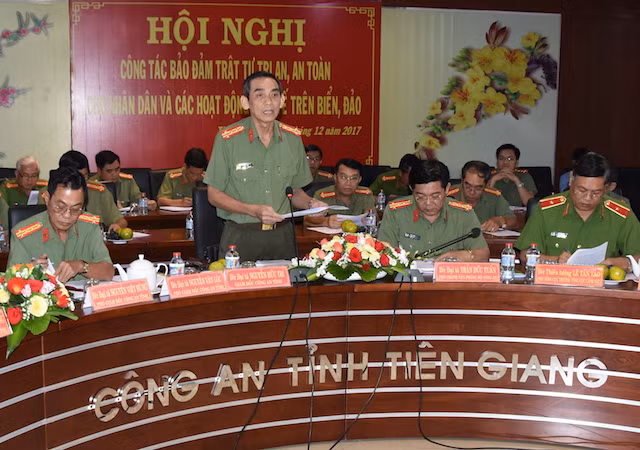Đại tá Nguyễn Hữu Trí, Giám đốc Công an tỉnh Tiền Giang báo cáo Thứ trưởng cùng đoàn công tác Bộ Công an kết quả các mặt công tác.
