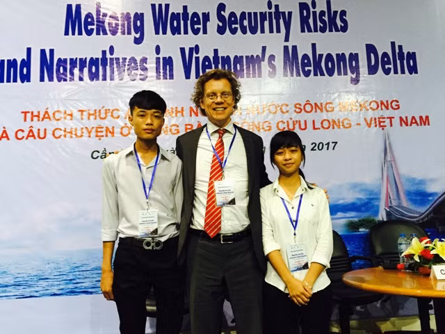 .Hai học sinh biên giới An Giang chụp ảnh chung với Đại sứ Thụy Điển tại Việt Nam.