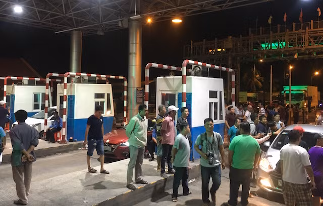 Phương tiện "chôn chân" không chịu di chuyển và yều cầu thối lại 100 đồng tiền thừa.