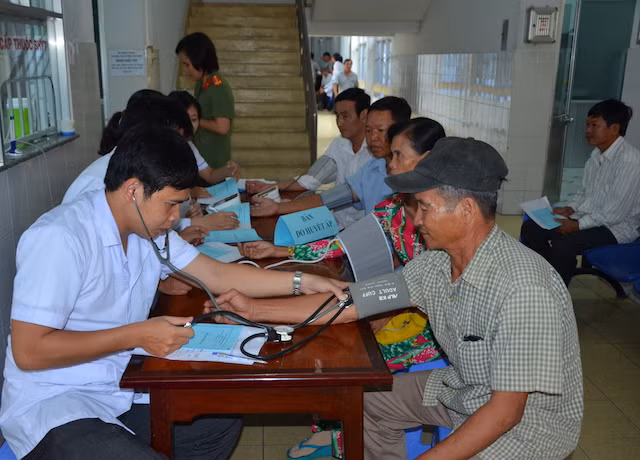 Công an Đồng Tháp tổ chức hoạt động khám bệnh, cấp phát thuốc miễn phí.