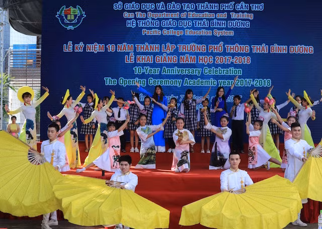 Chương trình văn nghệ chào mừng.